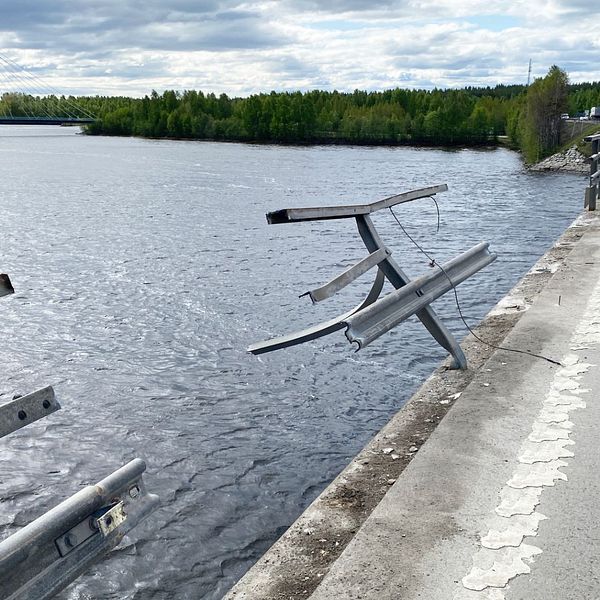 Ett trasigt räcke på Bergsviksbron i Piteå.
