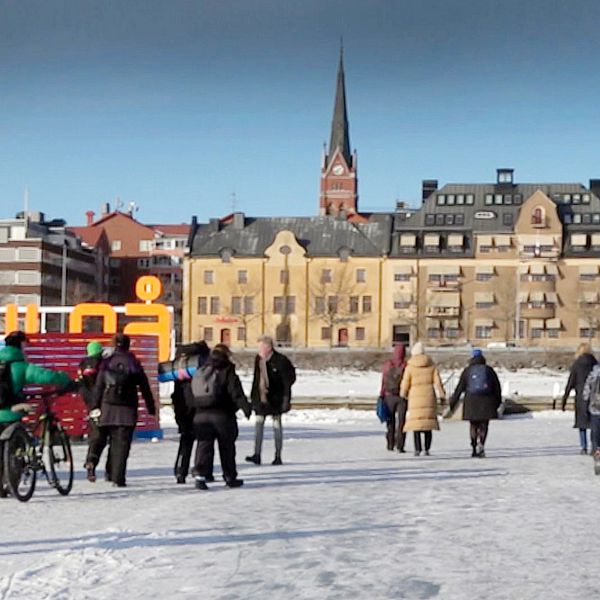 Isbanan i Luleå där flera personer vandrar, cyklar eller åker skidskor eller skridskor.