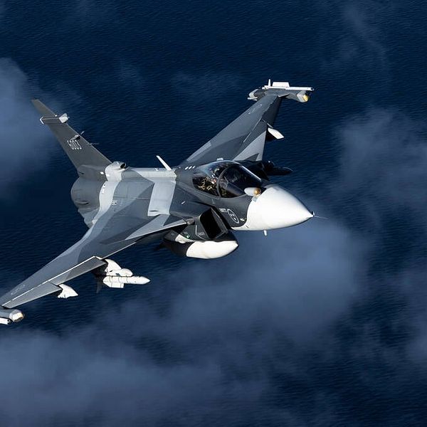 JAS 39 Gripen E i luften över moln