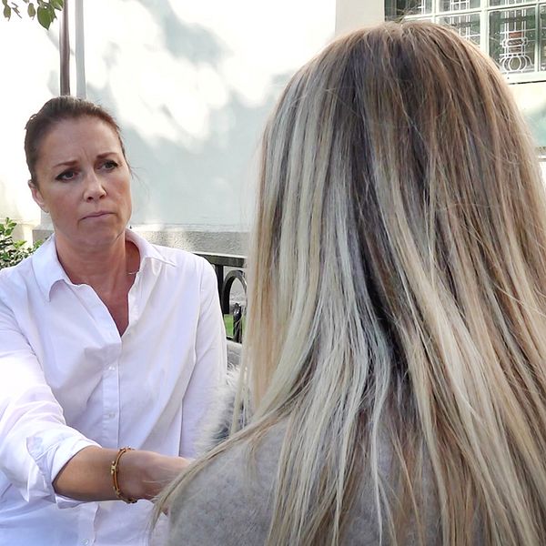 kvinna anonym intervjuas av SVTs reporter