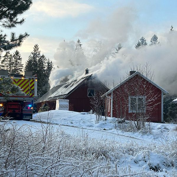 En lada brinner i Gunnarsjö i Varbergs kommun