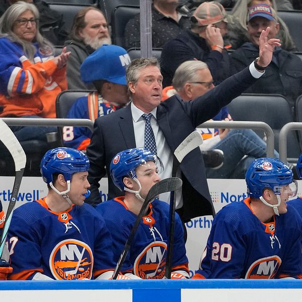 Patrick Roy var intensiv i båset när han coachade sitt nya lag NY Islanders.