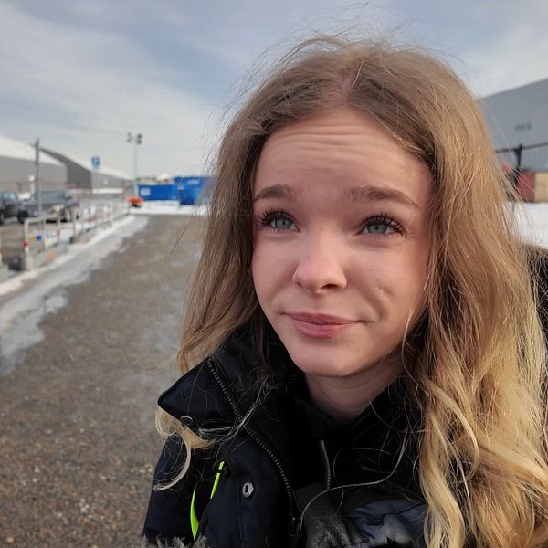 Anställda utanför batterifabriken.