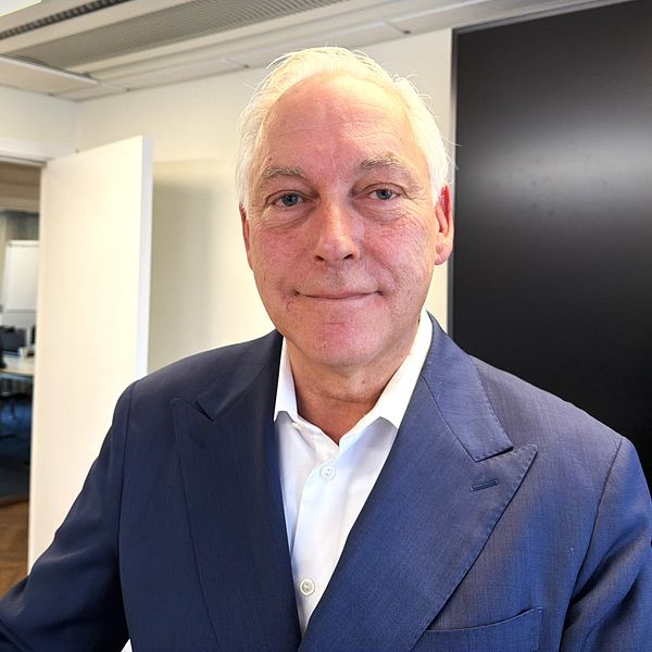 Advokat Johan Eriksson i blå kostym på kontor efter begäran om resning i Knutbymordet.
