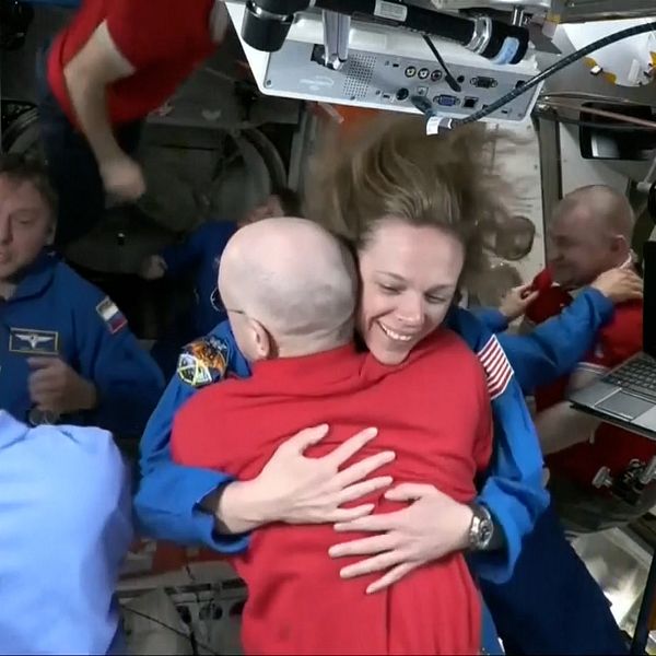 Astronauter kramar varandra ombord på rymdstationen.