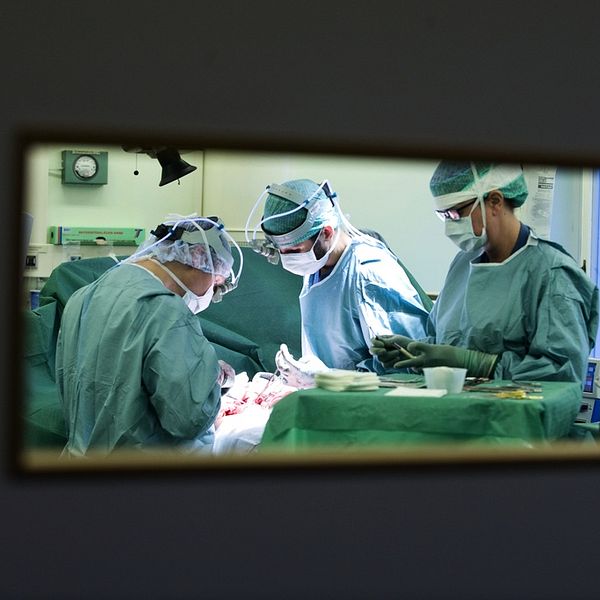 Läkare opererar patient på ett bord