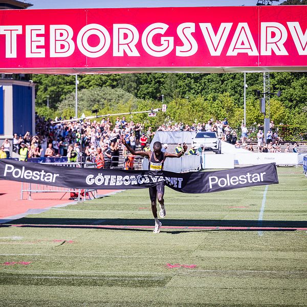 Segraren  Moses Koech går i mål på Göteborgsvarvet.