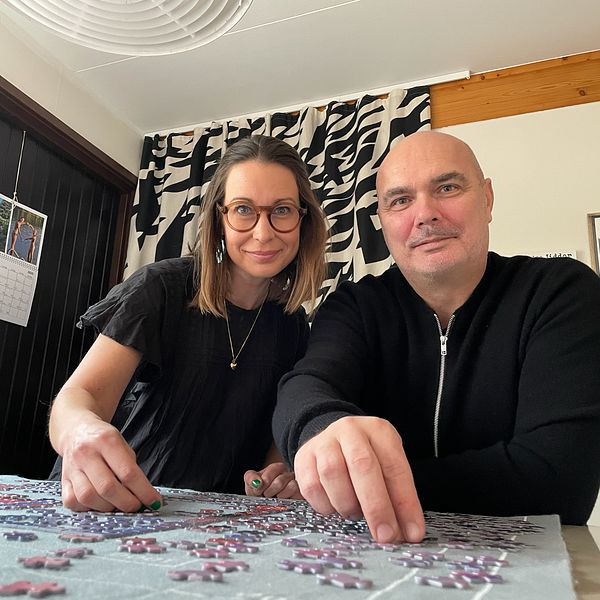 Anna Linell och Peter Neiderud lägger pussel
