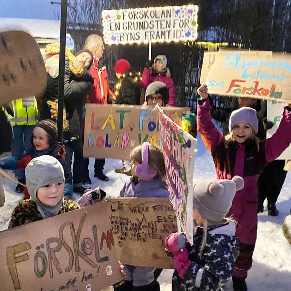 Flera barn protesterar med plakat mot förslaget att lägga ner förskolan i Stjärnsund.