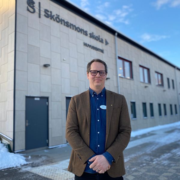 Rektor Mathias Unnis står framför Skönsmons skola i Sundsvall där man jobbat med att minska matsvinnet och att servera mer vegetarisk kost till eleverna.