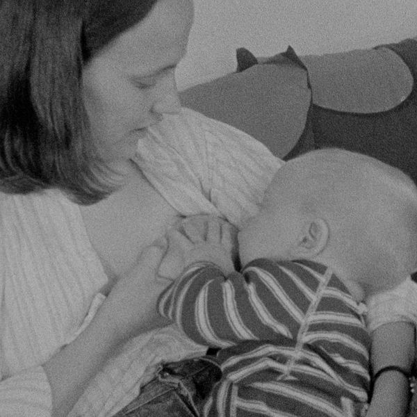 Kvinna som ammar sitt barn år 1977.