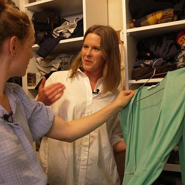 Jennie Dahlén, expert på hållbart mode, går igenom reporterns garderob.