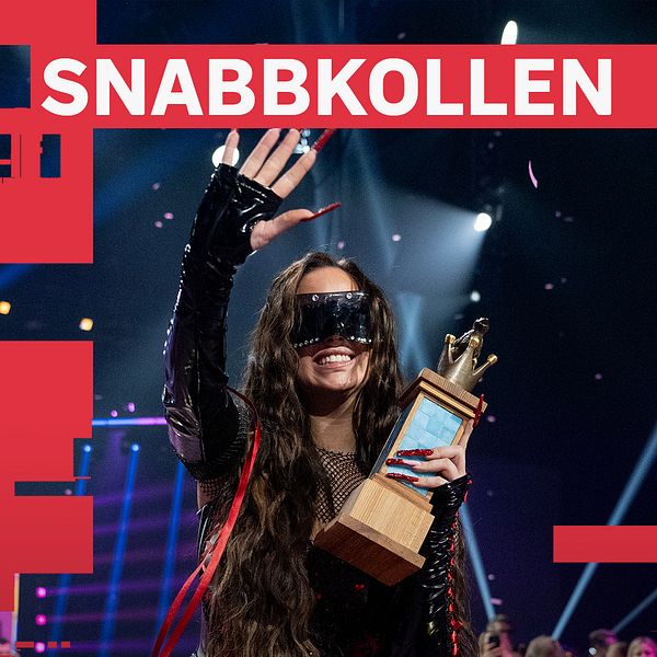 Felicia håller en trofé på scen efter sitt framträdande, omgiven av konfetti och publik.