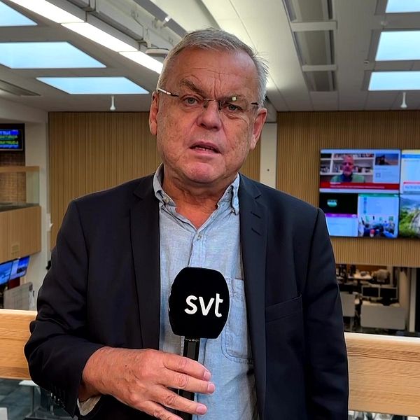 Bert Sundström håller SVT-mikrofon i nyhetsstudion.