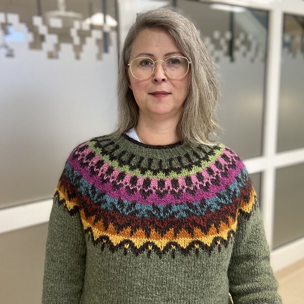 Astmatikern Sandra Andersson står inomhus och tittar in i kameran.