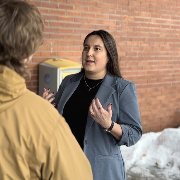 Sara Gunnarsson i en intervjusituation med SVT:s reporter.