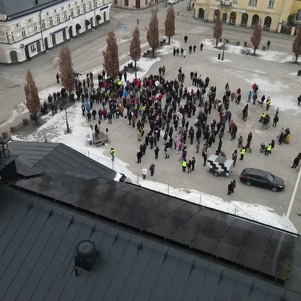 Människor som protesterar på ett torg