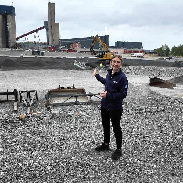 Anna Åberg visar område för återvinning av anrikningssand vid Bolidens gruva.