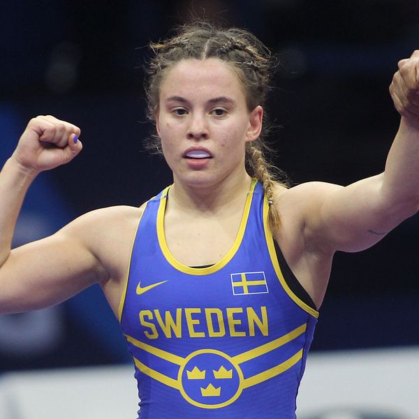 Brottaren Jonna Malmgren sträcker upp handen efter en vinst.
