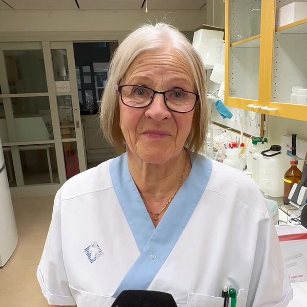 Karin Hjertkvist står i ett rum på sjukhuset