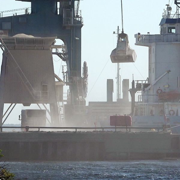 Lossning pågår från ett fartyg vid hamnen i Luleå.