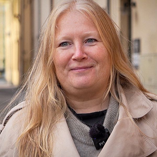 Susanne Wallman-Lundåsen utomhus i en stadsmiljö