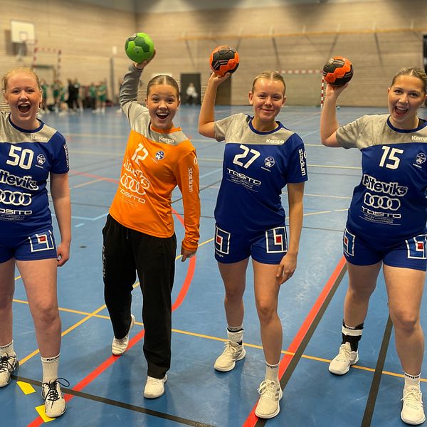 Ines Lyckeborg, Hanna Sigfridsson, Tyra Thomasson och Linnea Engdahl, fyra tjejer iklädda klubbkläder håller en handboll i händerna.
