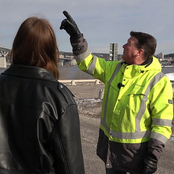 Här visar projektledaren för Trafikverket John Öfgren hur suicidskyddet på bron kommer sättas upp.