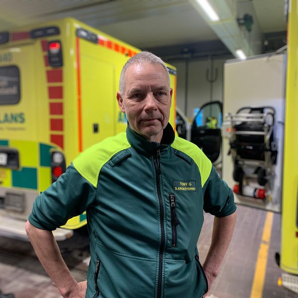 en man framför en ambulans