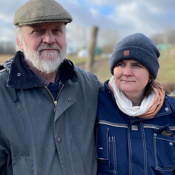 Ulf Pyk och Emelie Pyk – far och dotter – står vid en av sina fårhagar vid Ravlunda på Österlen