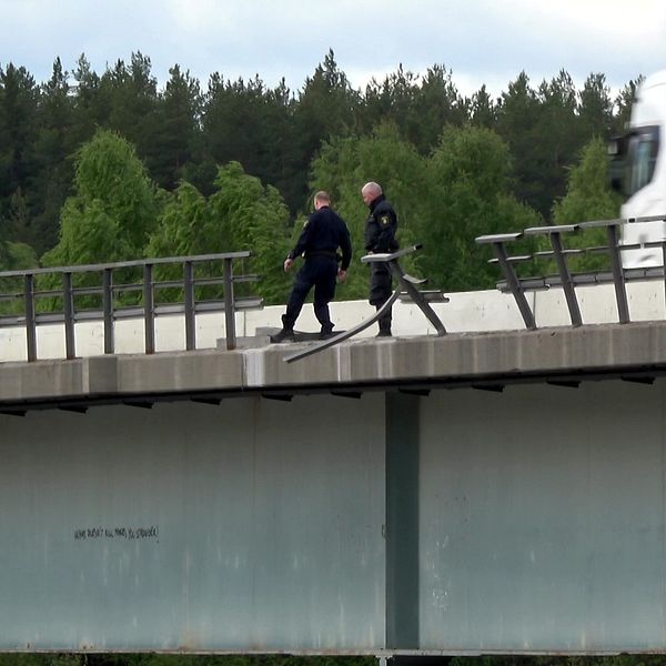 Polisen på plats vid bron som har ett trasigt broräcke.