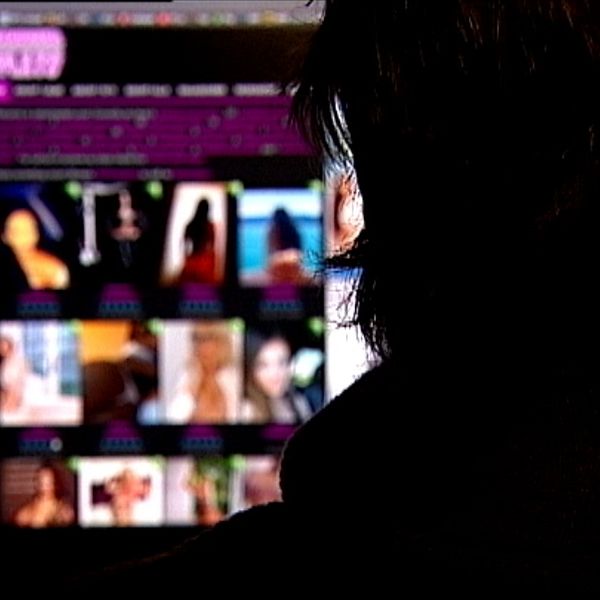Anonym man tittar på en dator där det är bilder på lättklädda flickor