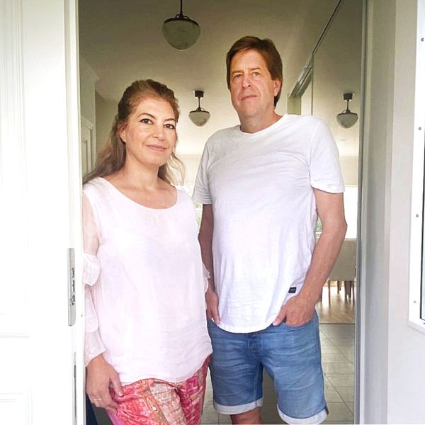 Två personer står i en dörröppning till sitt parhus