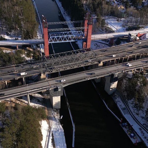 Tre broar över Södertälje kanal, motorvägsbron i mitten ska breddas