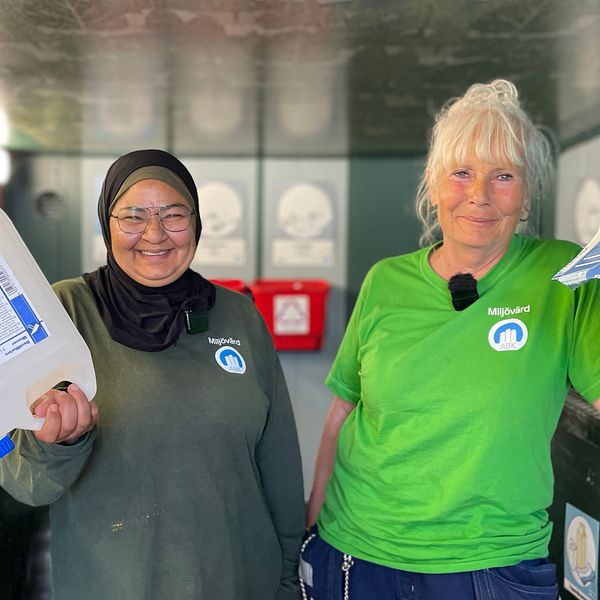 Iman Al Sanji och Elisabet Björck står i ett miljörum på Gamlegården i Kristianstad.