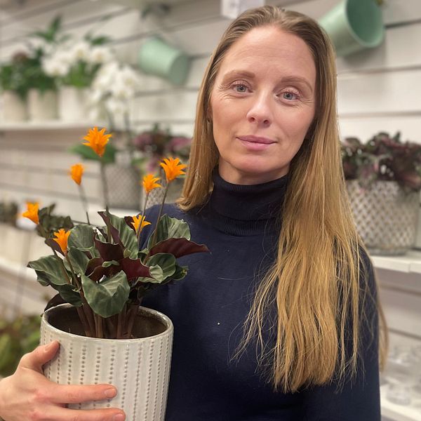 Natalia Tsudesnova står med en blomma i famnen