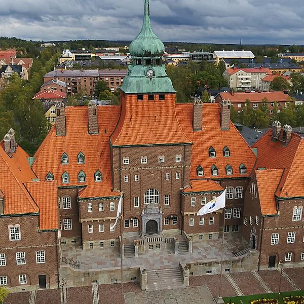 Flygbild över rådhuset i Östersund. Det över hundra år gamla rådhuset är byggt i rödbrunt tegel och har ett 51 meter högt torn i mitten som är klätt i koppar som ärjat och blivit grön.