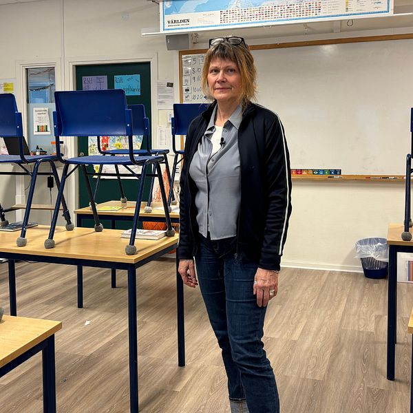 Christina Hultén, förstelärare och arbetsplatsombud på Kryddgårdsskolan i Malmö står i ett klassrum.
