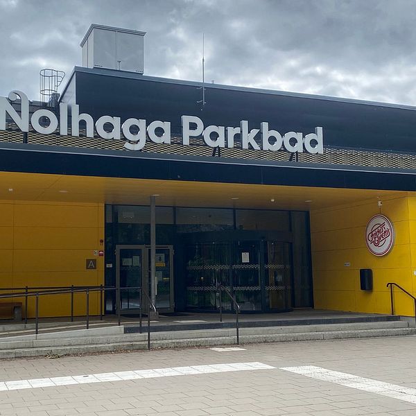 Entrén till Nolhaga Parkbad i Alingsås.