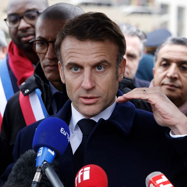 Frankrikes president Emmanuel Macron säger att OS-invigningen i Paris kan flyttas på grund av säkerhetshot.