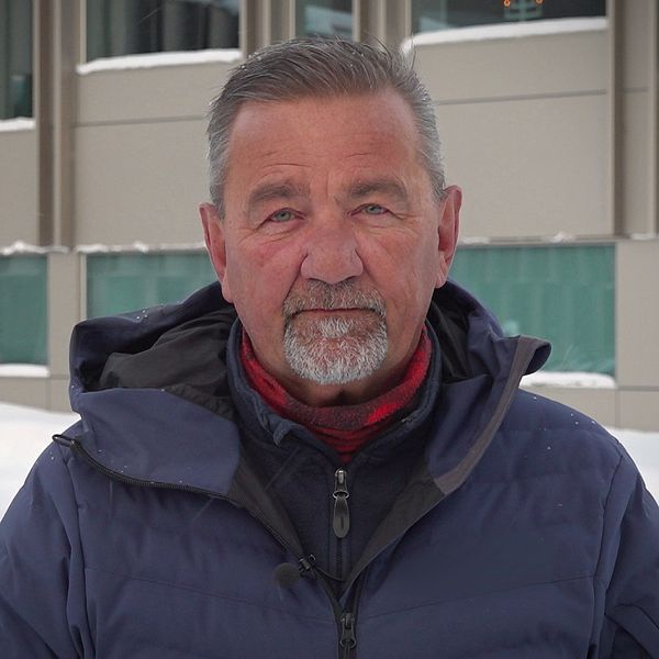 Kristdemokraternas gruppledare i Östersund, Stephen Jerand, står utomhus i snön i blå jacka