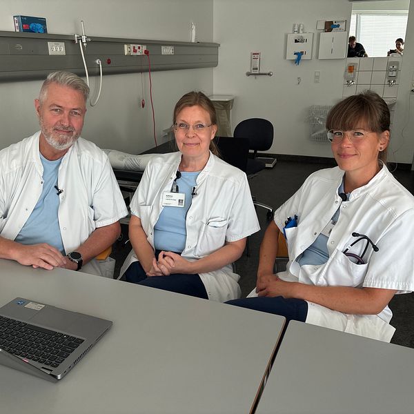Sören Dam Larsen, Kathrine Skaaning Laursen och Marie Sahlberg i ett sjukhusrum med laptop.
