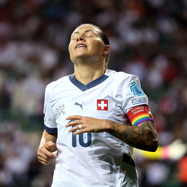 Ramona Bachmann med regnbågsfärgad kaptensbindel under match.