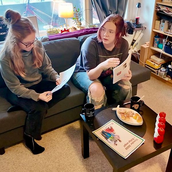 Madeleine och Bella sitter i en soffa och diskuterar skärmtidens utmaningar.