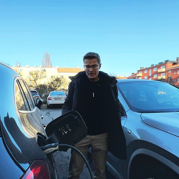 reporter calle elfström står mellan två elbilar
