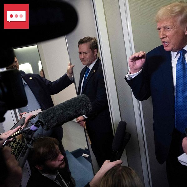 Intervjusituation med politiker och journalister på flygplan. Kameror och mikrofoner syns tydligt.