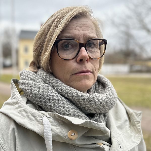 Anne-Marie Wallouch, vänsterpartistisk kommunalråd i Kristinehamn, står ute och tittar in i kameran.