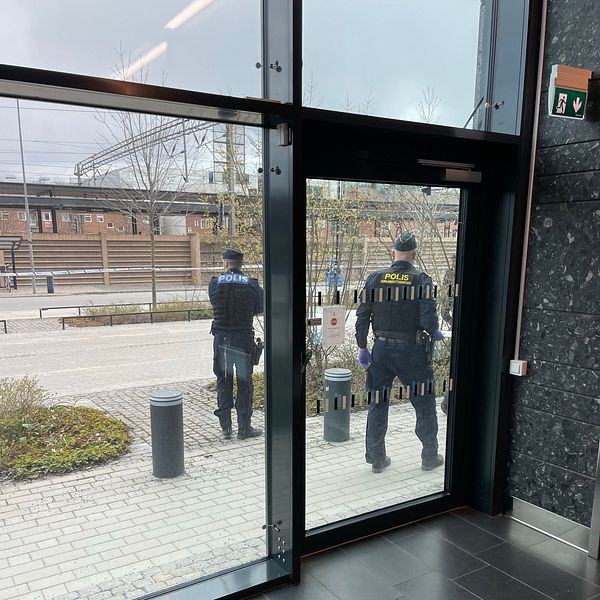 Polisen grep två personer utanför Attunda tingsrätt