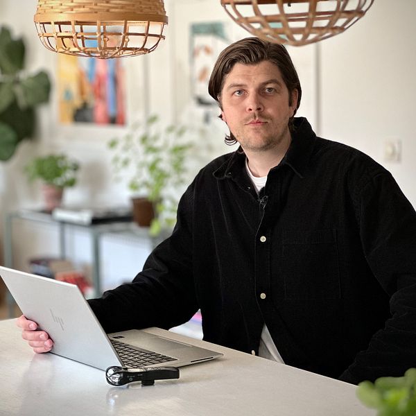 HT-journalisten Erik Strömberg framför sin bärbara dator och en bandare.