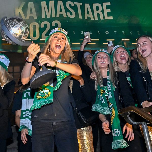 Se när Hammarby firar SM-guldet med supportrarna.